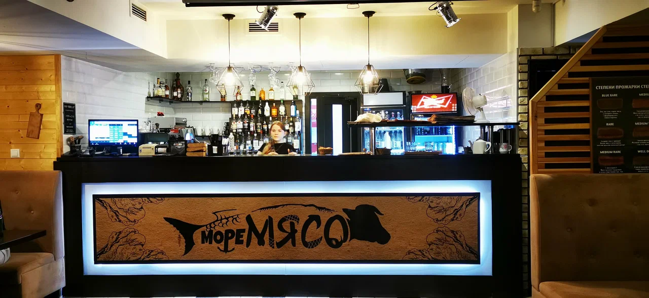 Бар и фирменная вывеска ресторана Море мясо